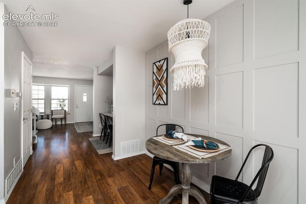 Image 8 of 32: Dining Area