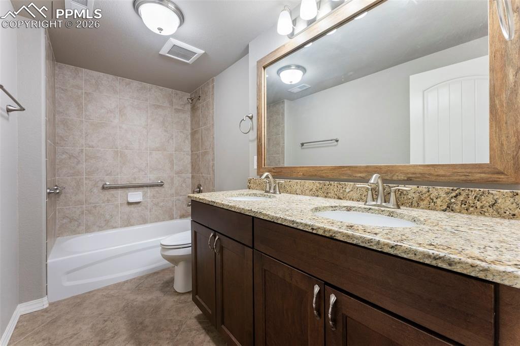 Image 10 of 27: Bathroom