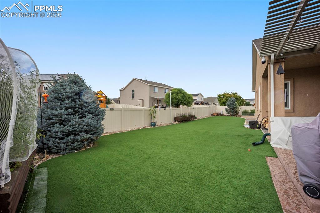 Image 19 of 27: Yard