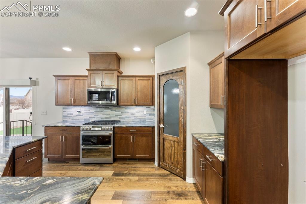 Image 5 of 27: Kitchen