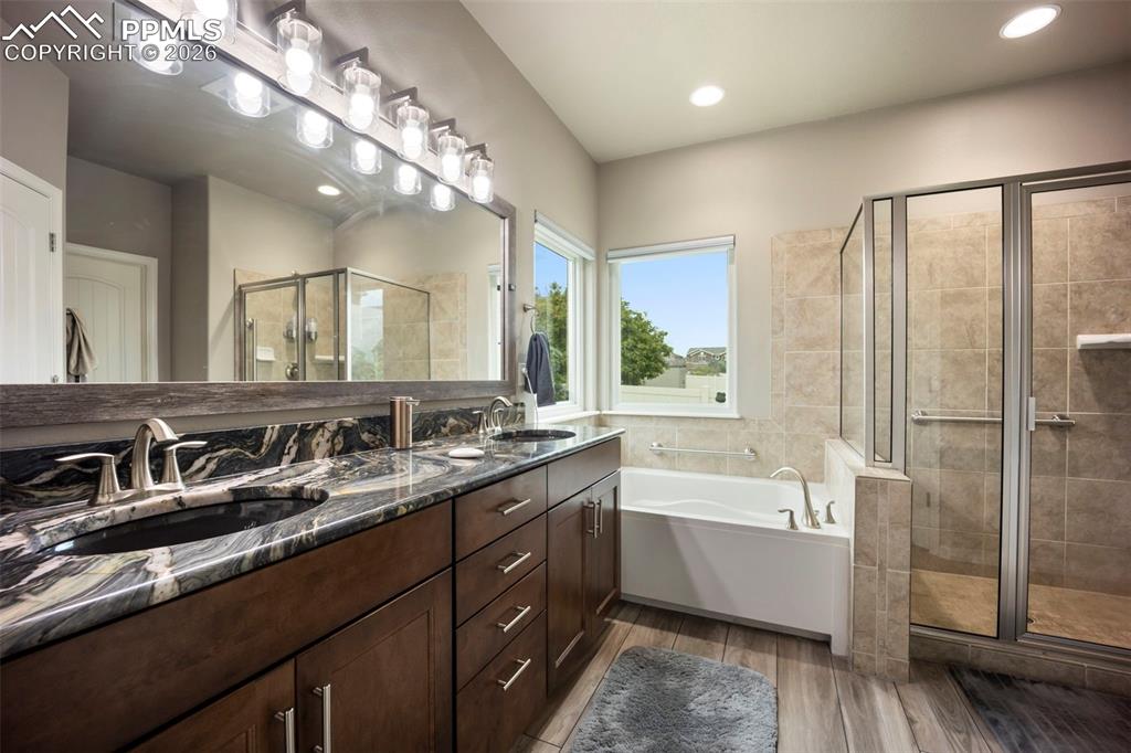 Image 8 of 27: Bathroom