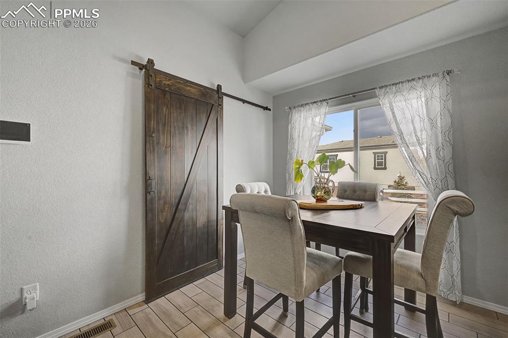 Image 17 of 47: Dining Area