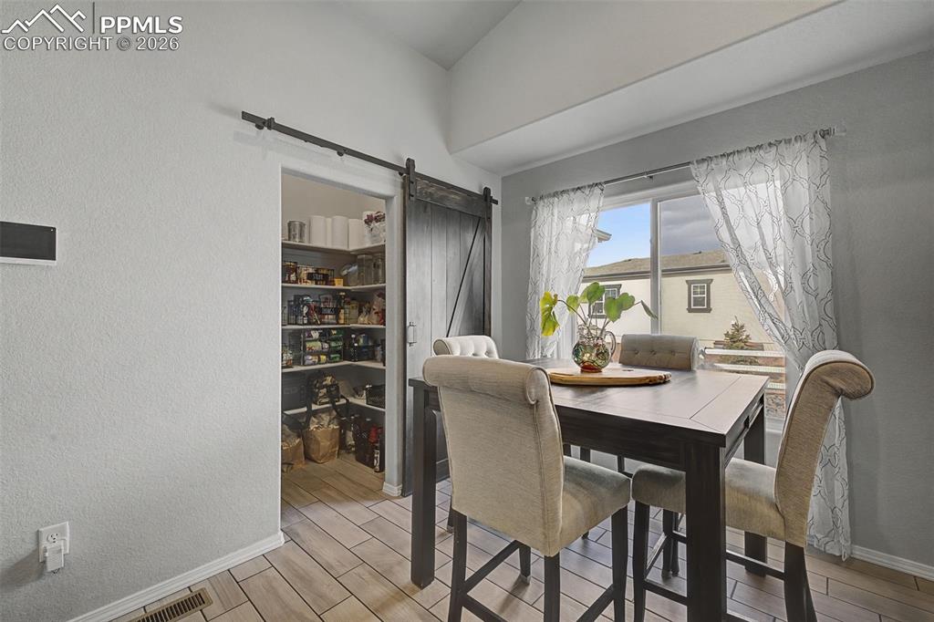 Image 18 of 47: Dining Area