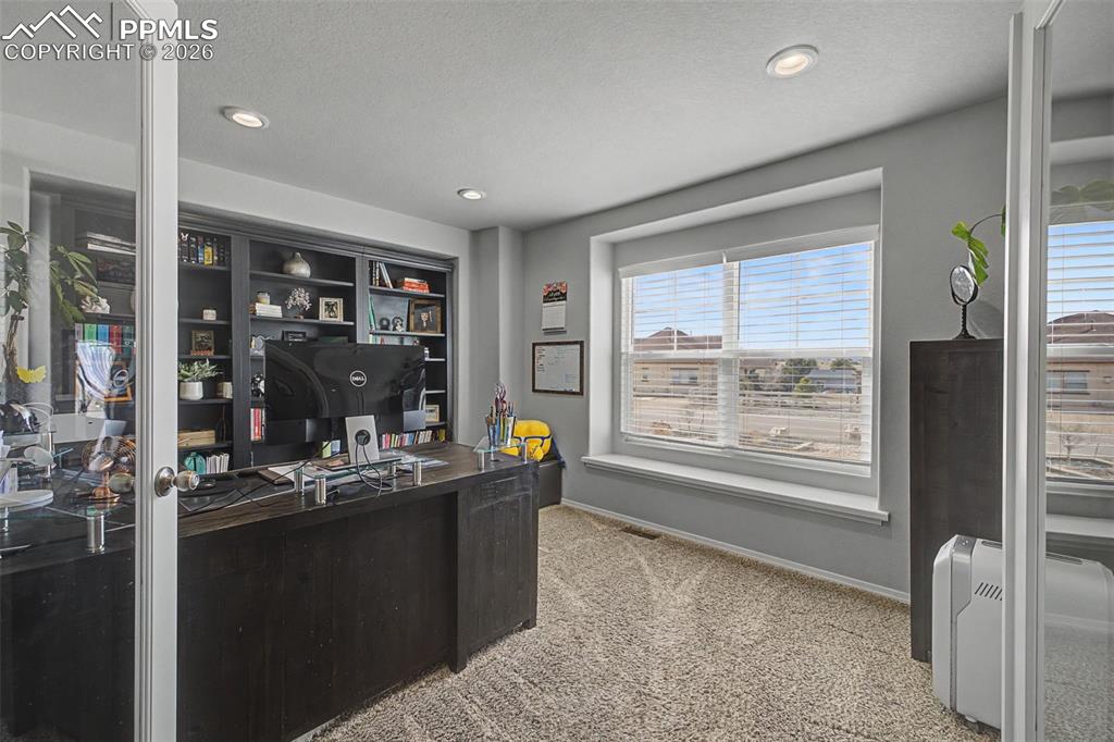 Image 19 of 47: Office