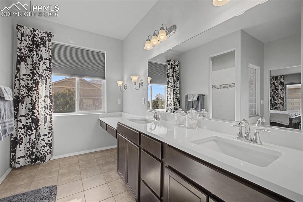 Image 24 of 47: Bathroom