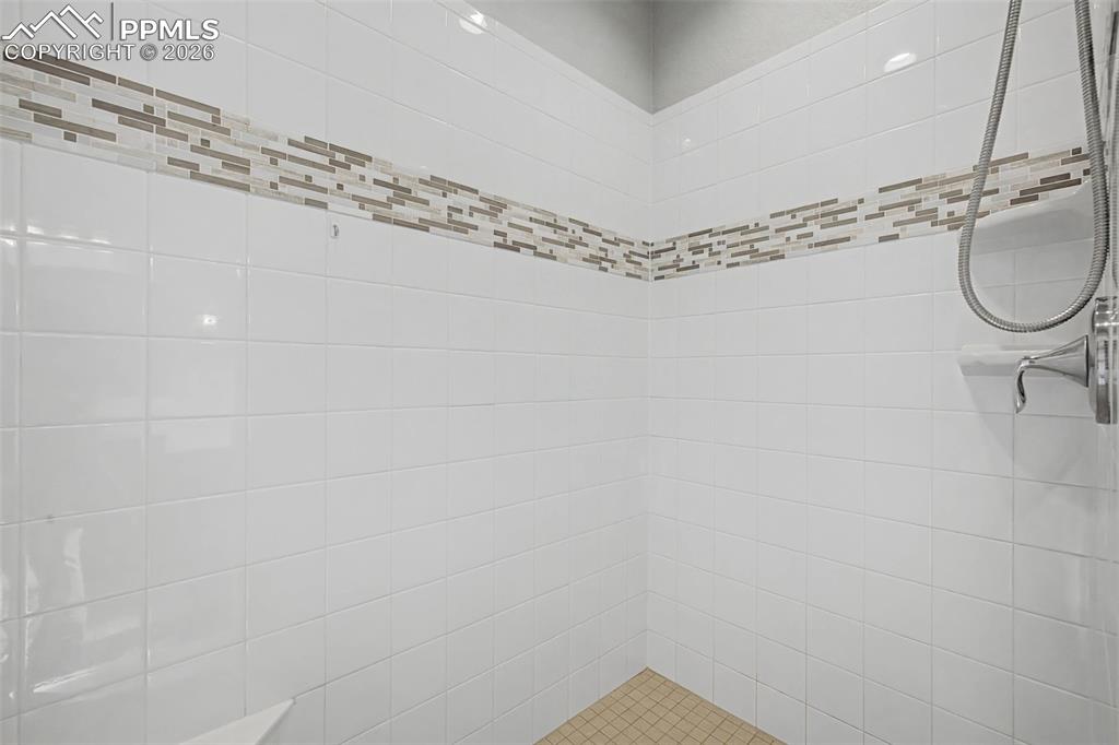 Image 26 of 47: Bathroom