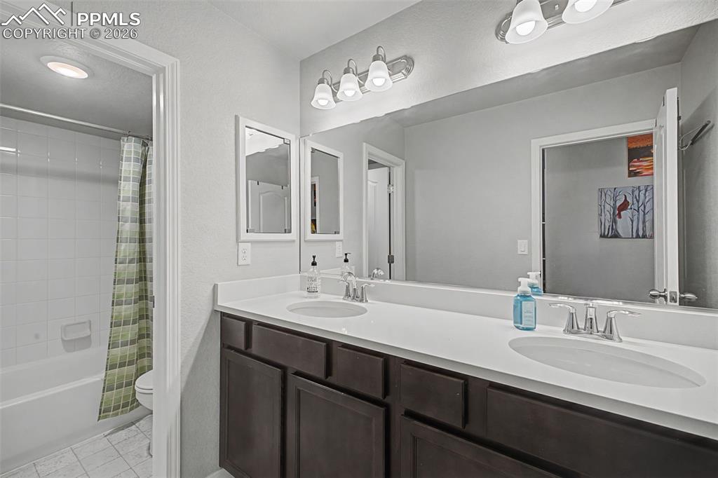 Image 38 of 47: Bathroom