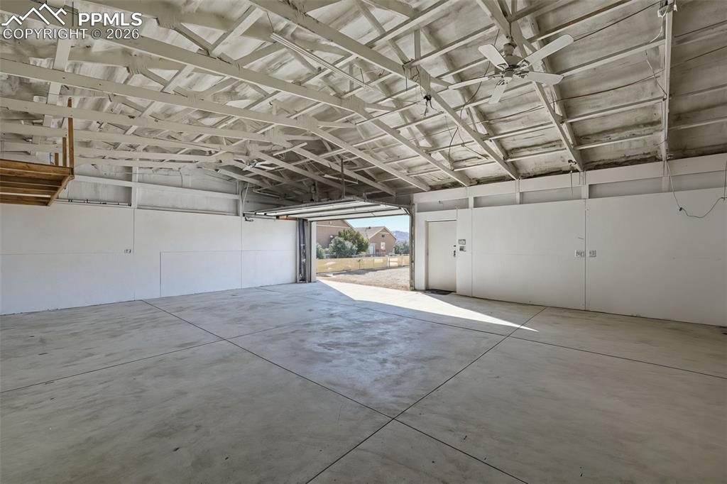 Image 44 of 47: Garage