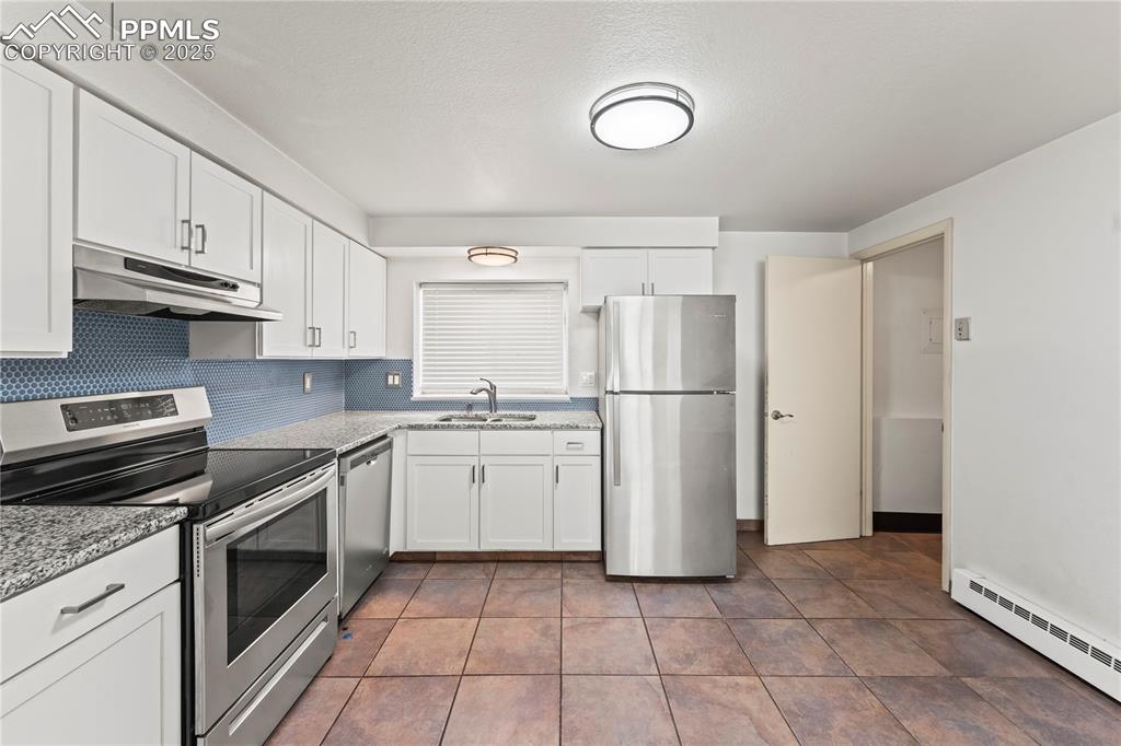 Image 15 of 26: Kitchen