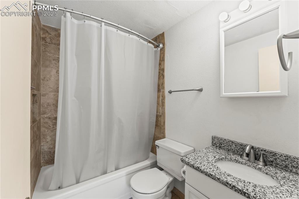 Image 24 of 26: Bathroom