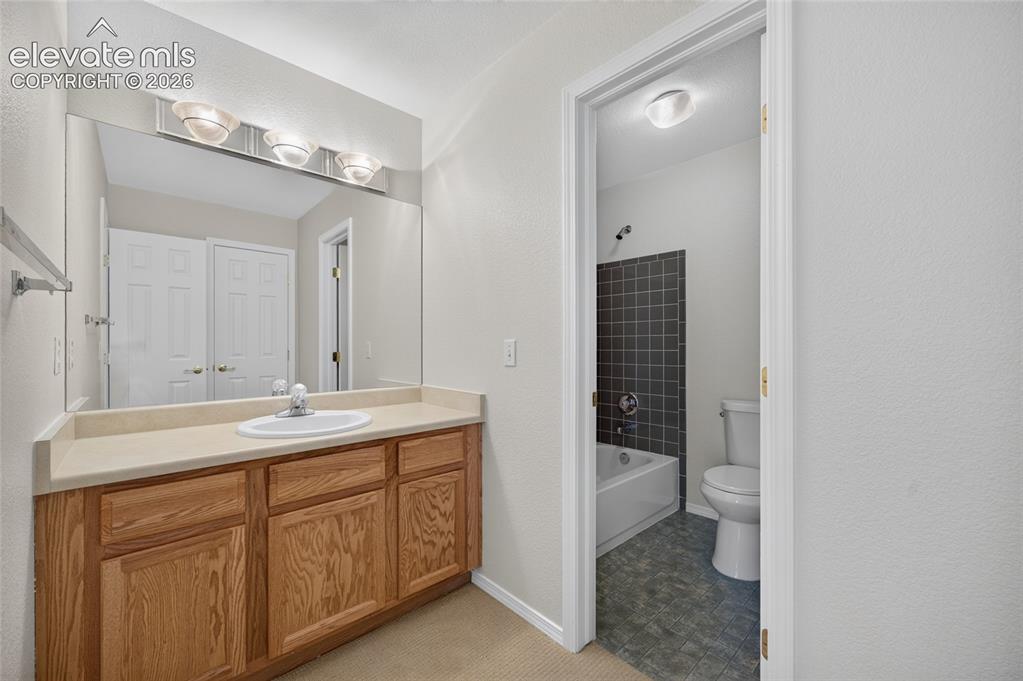 Image 16 of 25: Bathroom