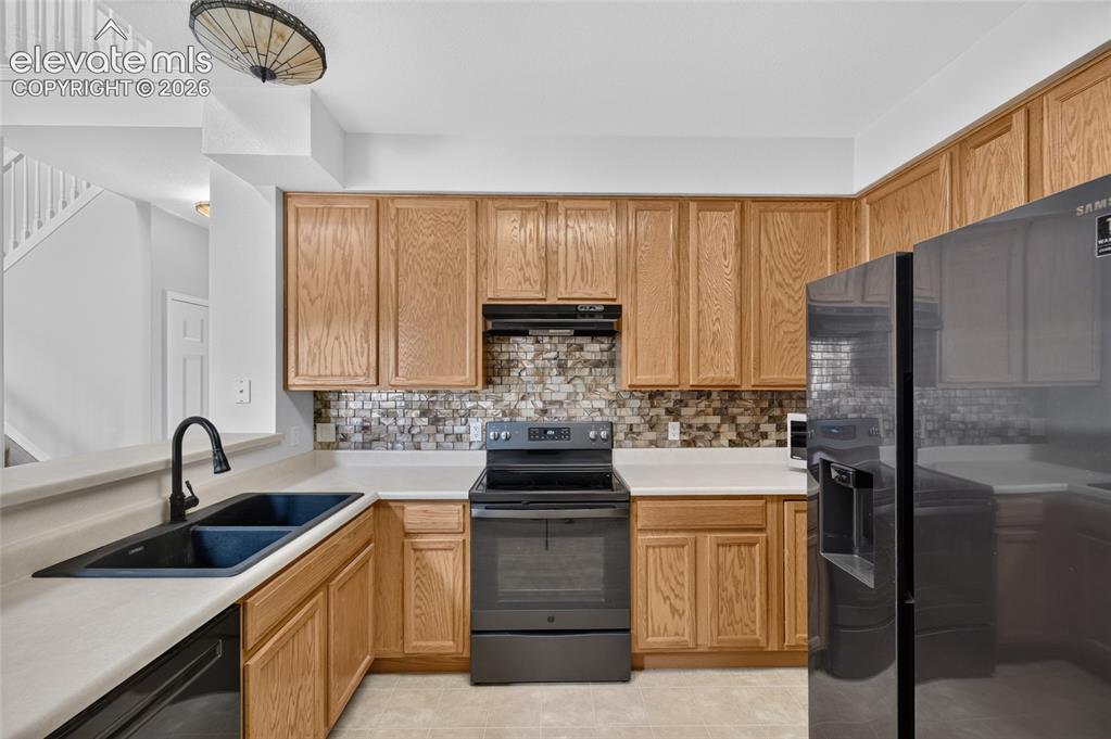 Image 5 of 25: Kitchen
