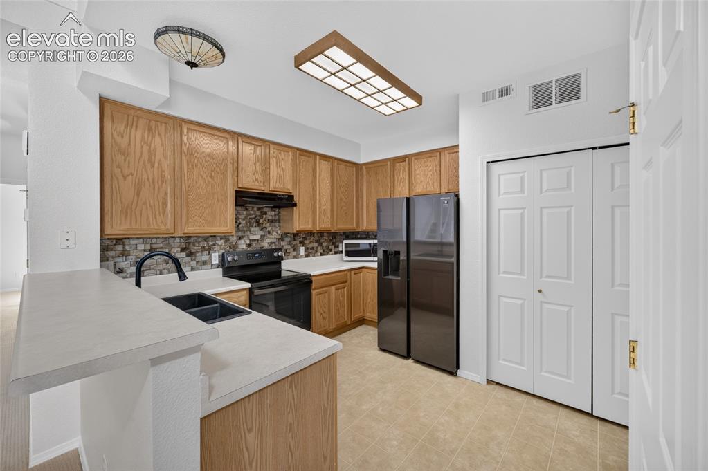 Image 6 of 25: Kitchen