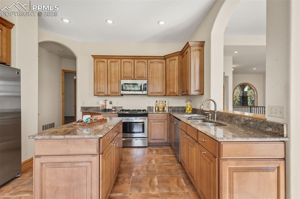 Image 13 of 50: Kitchen