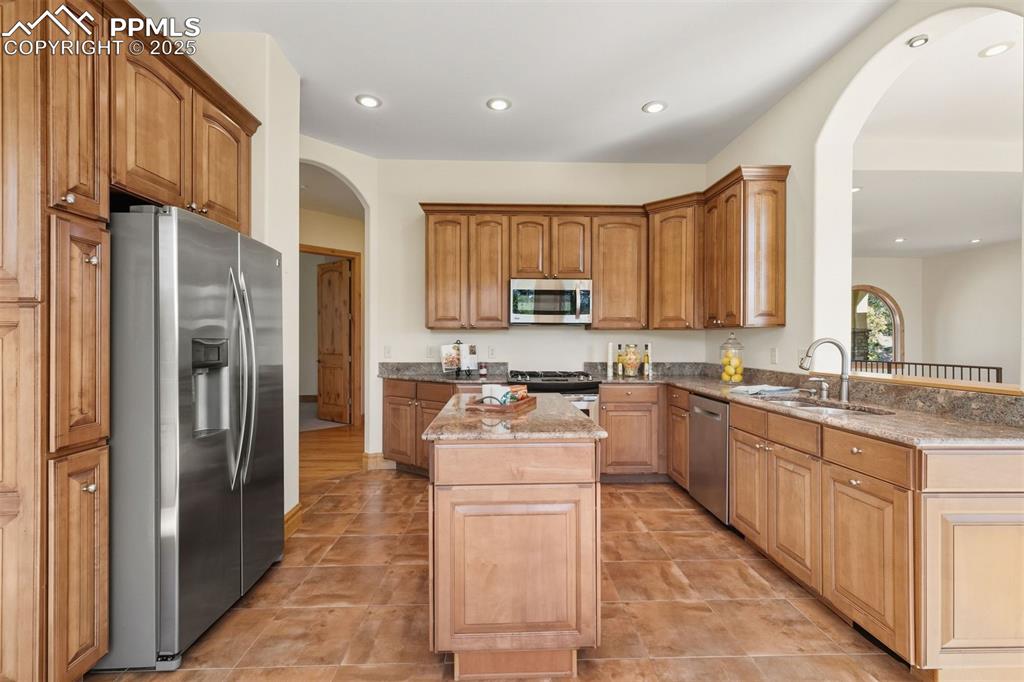 Image 14 of 50: Kitchen