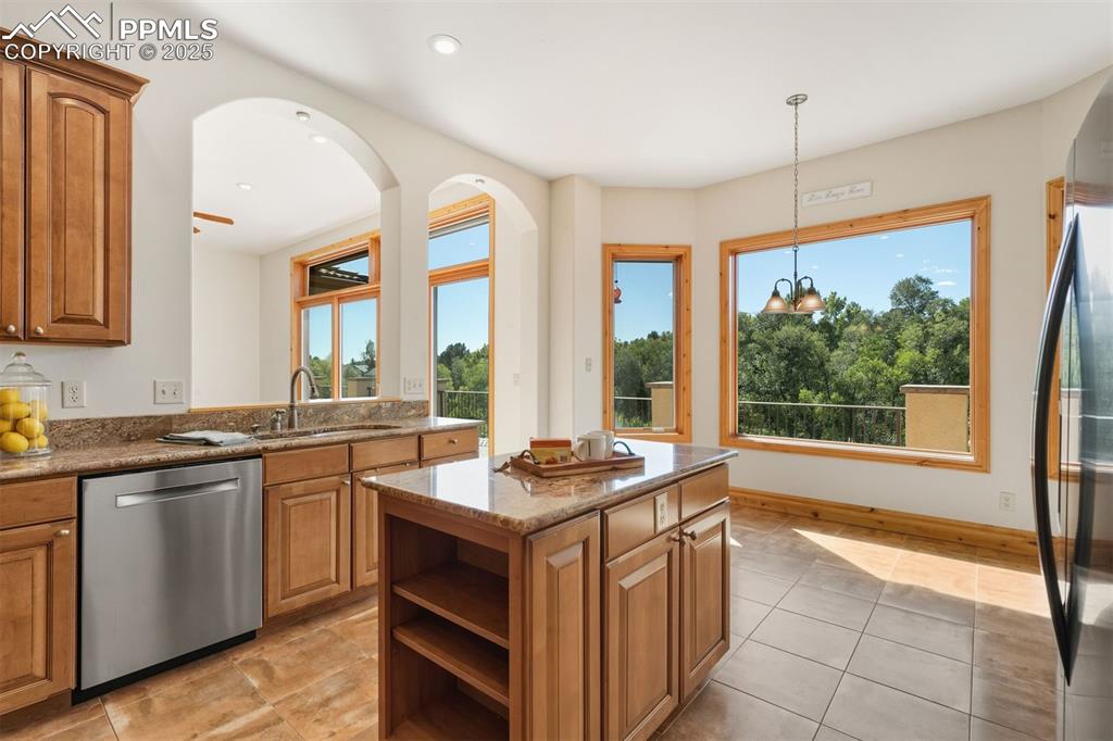 Image 15 of 50: Kitchen