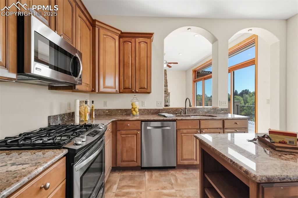 Image 16 of 50: Kitchen