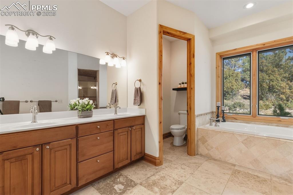 Image 25 of 50: Bathroom