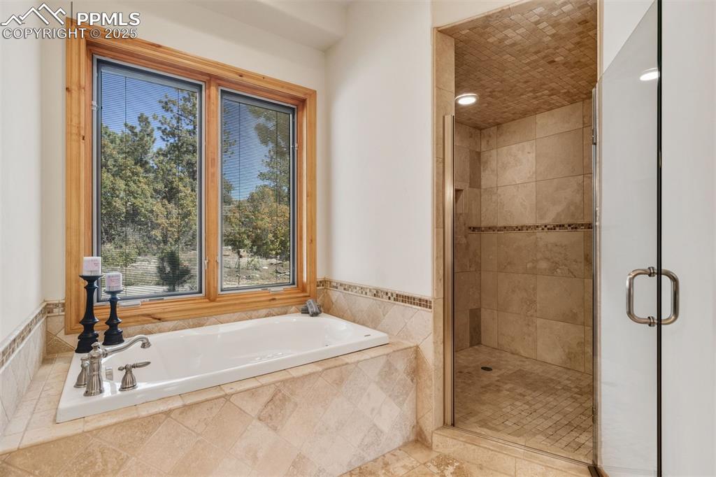 Image 26 of 50: Bathroom