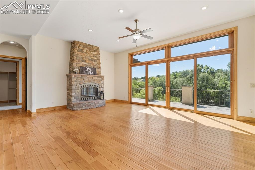 Image 3 of 50: Living Room