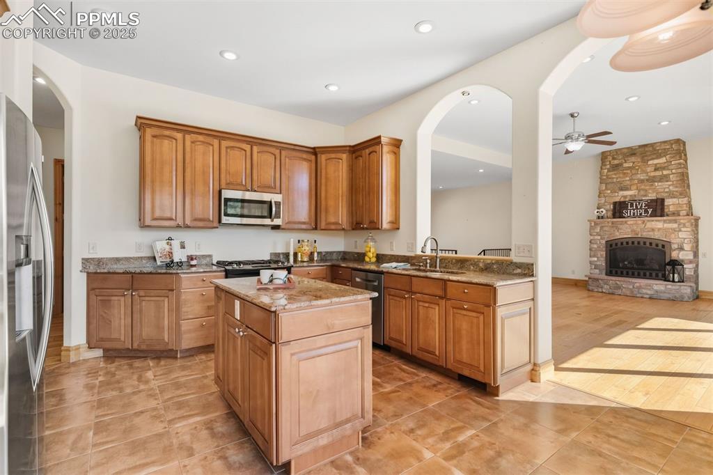 Image 4 of 50: Kitchen