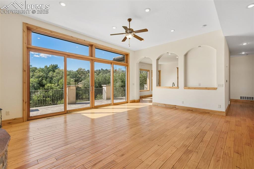 Image 5 of 50: Living Room