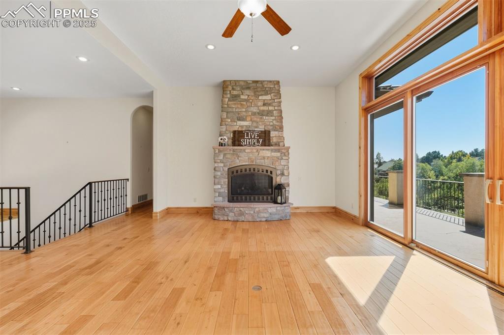 Image 8 of 50: Living Room