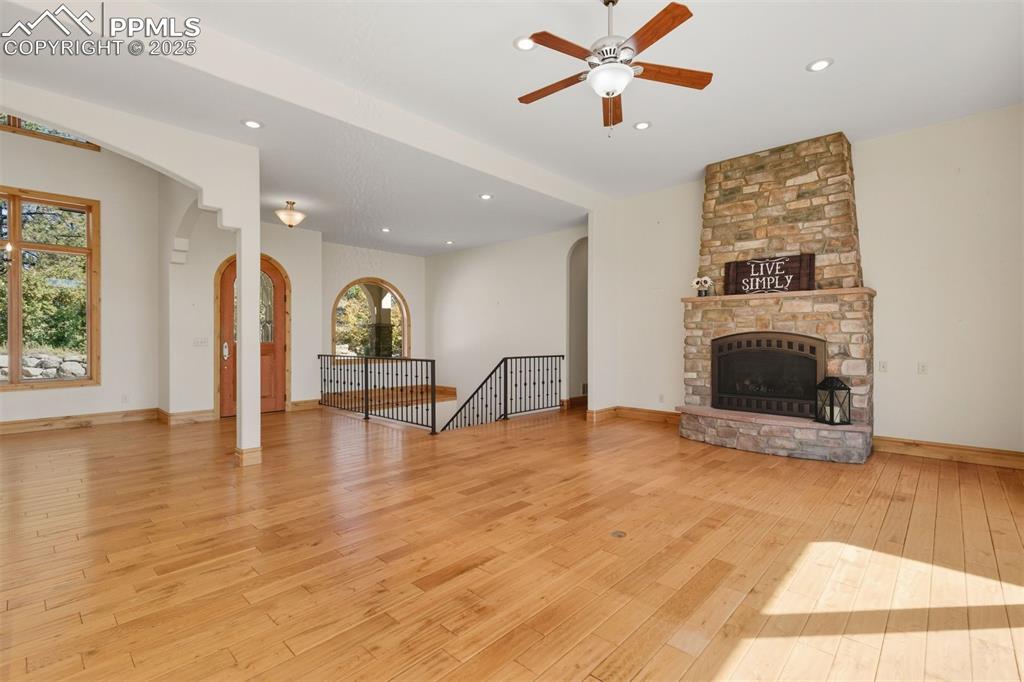 Image 9 of 50: Living Room