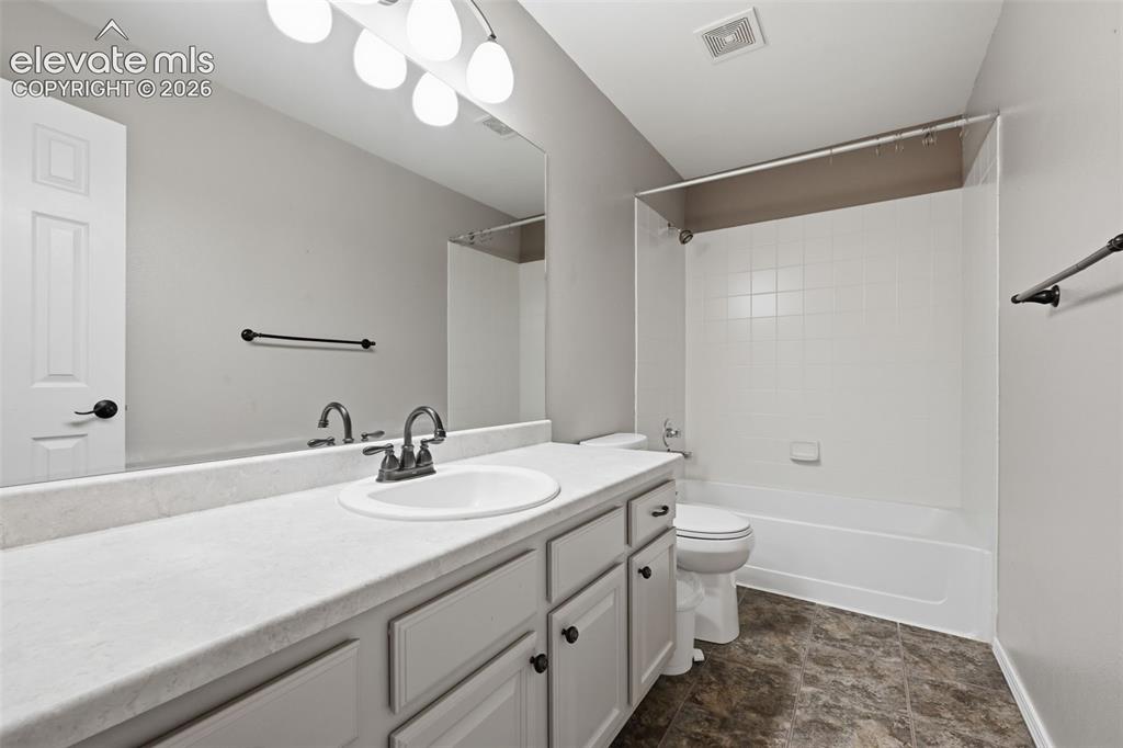 Image 23 of 42: Bathroom