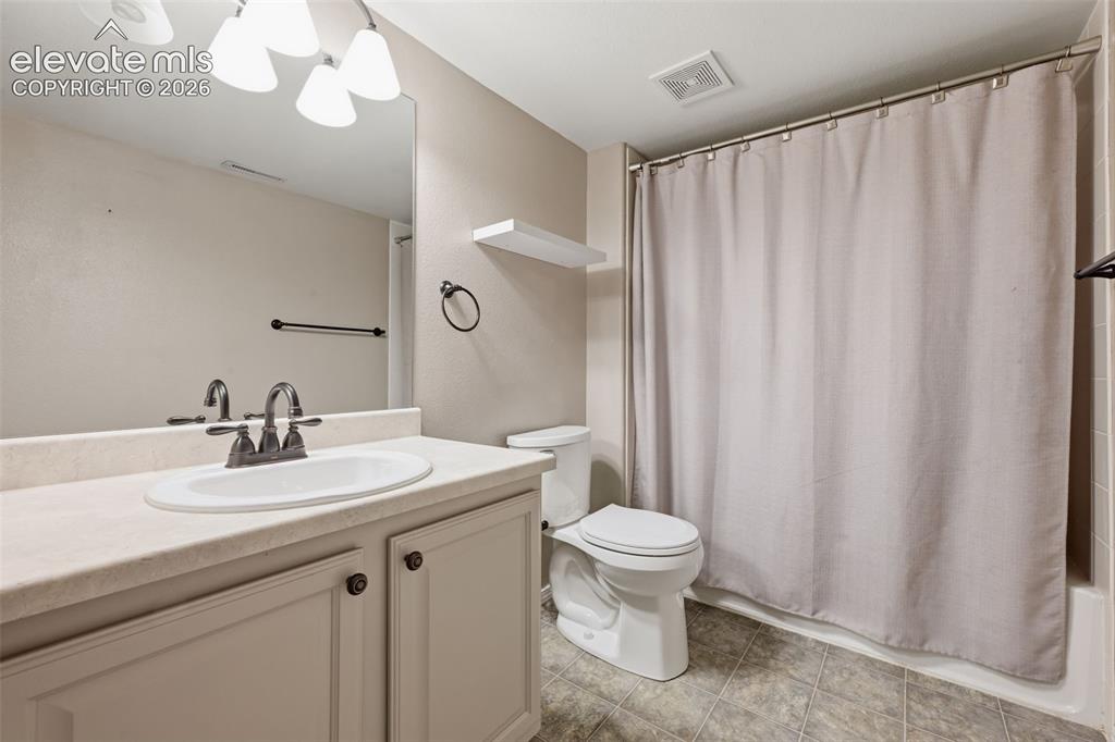 Image 33 of 42: Bathroom