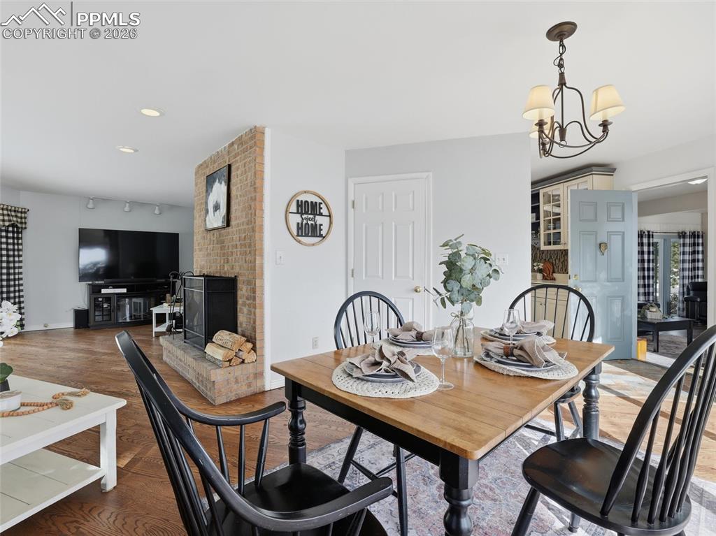 Image 12 of 50: Dining Area