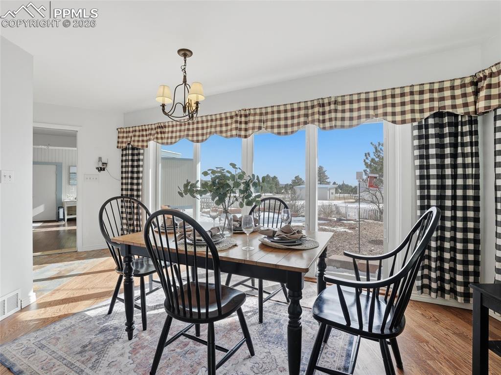 Image 13 of 50: Dining Area