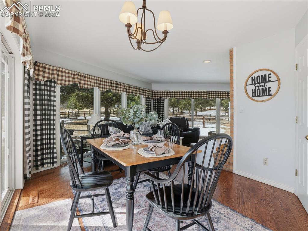 Image 14 of 50: Dining Area