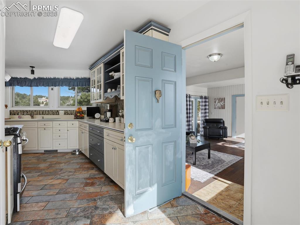 Image 15 of 50: Kitchen