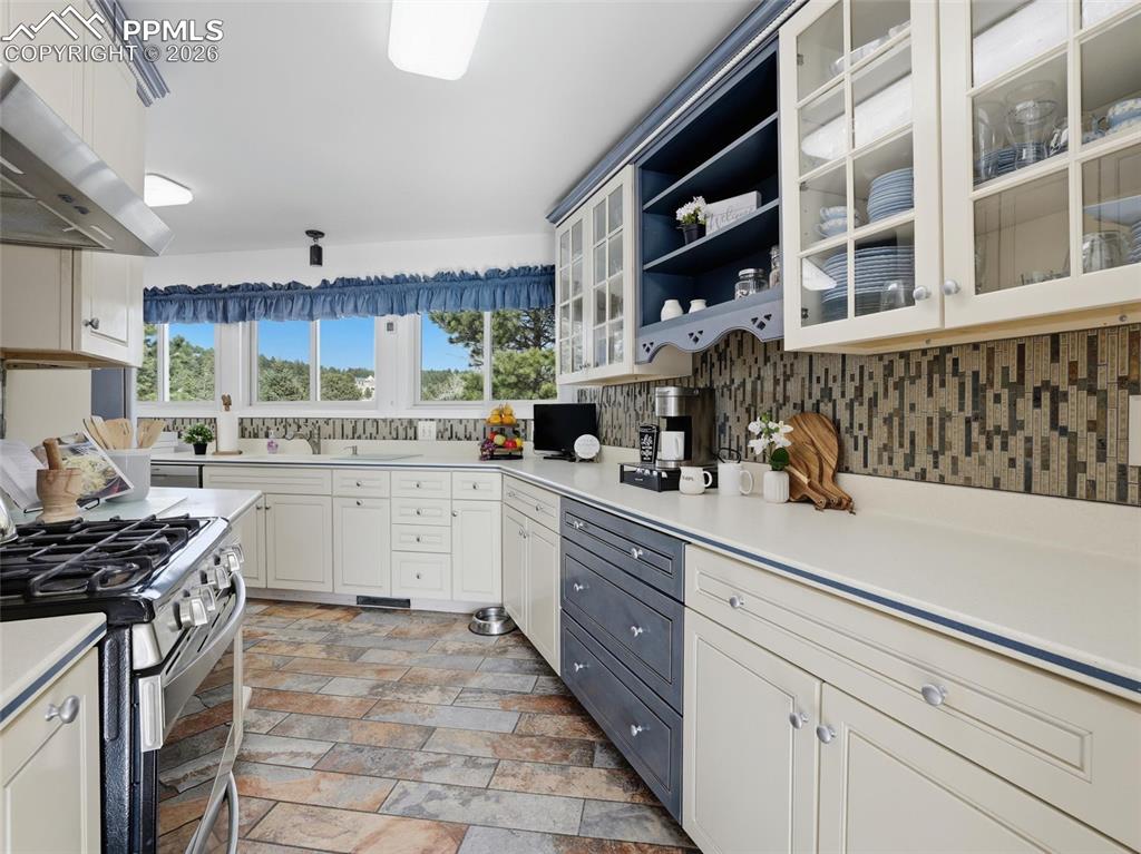 Image 16 of 50: Kitchen