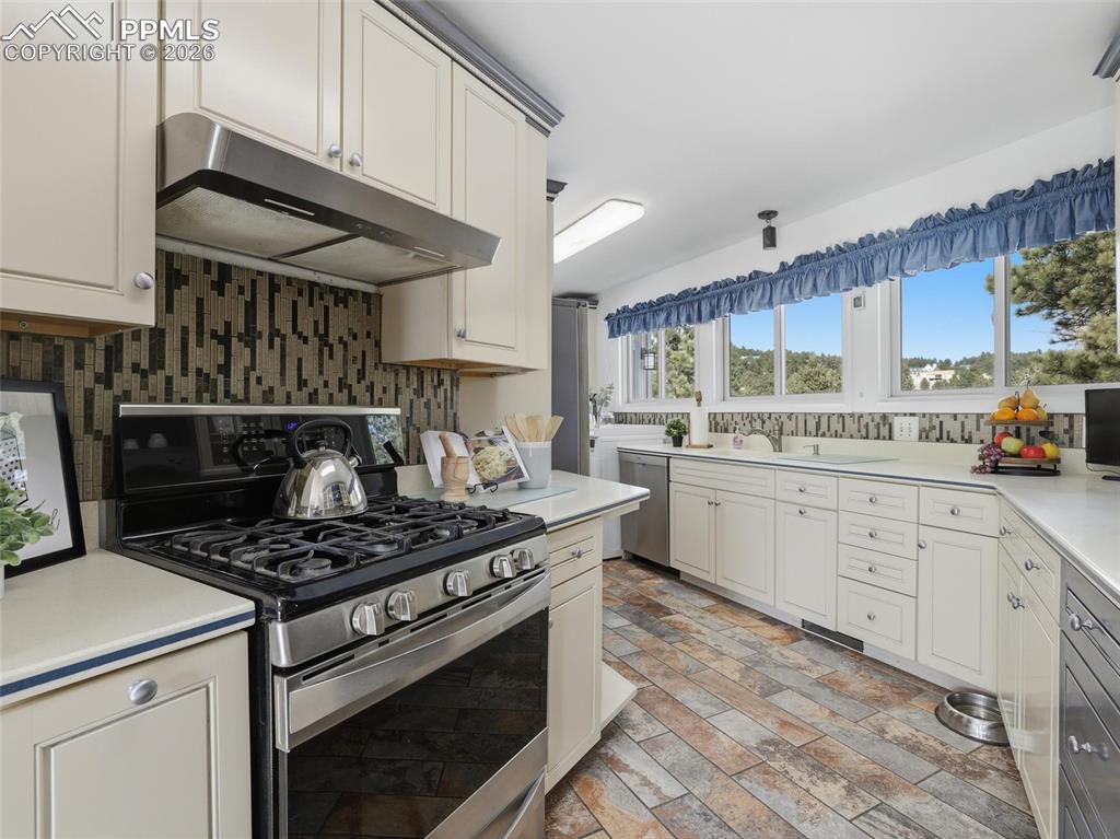 Image 17 of 50: Kitchen