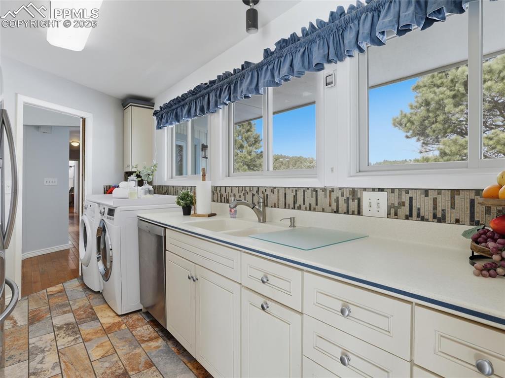 Image 19 of 50: Kitchen