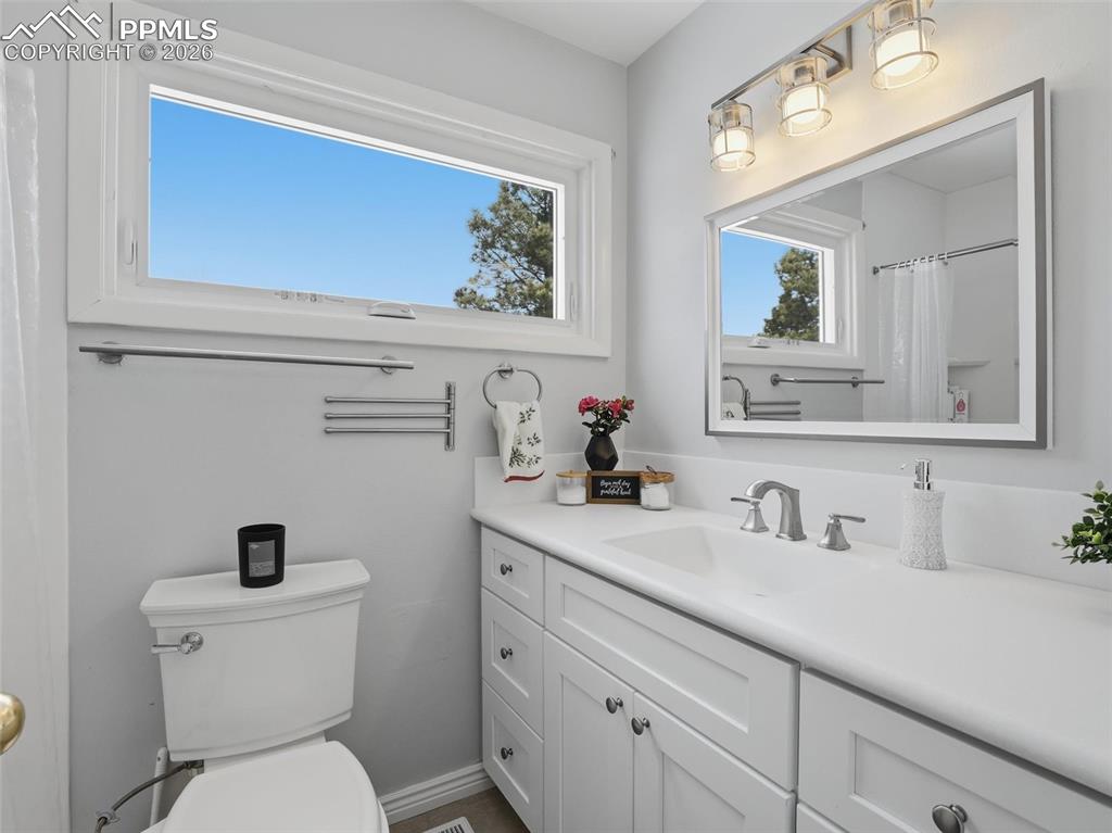 Image 26 of 50: Bathroom