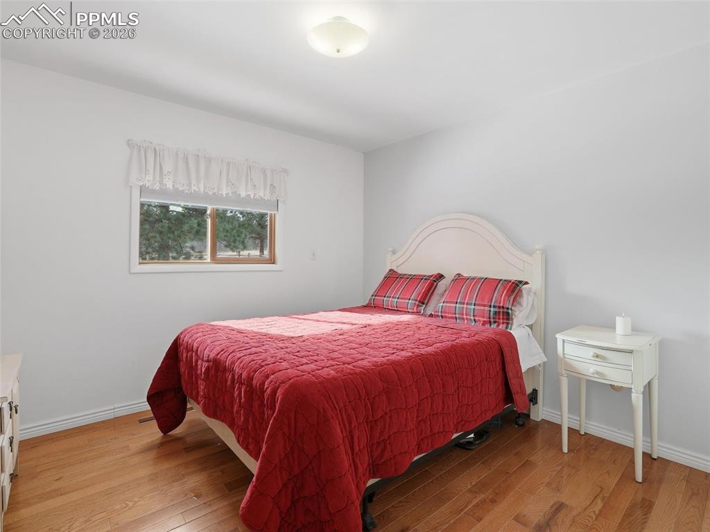 Image 28 of 50: Bedroom