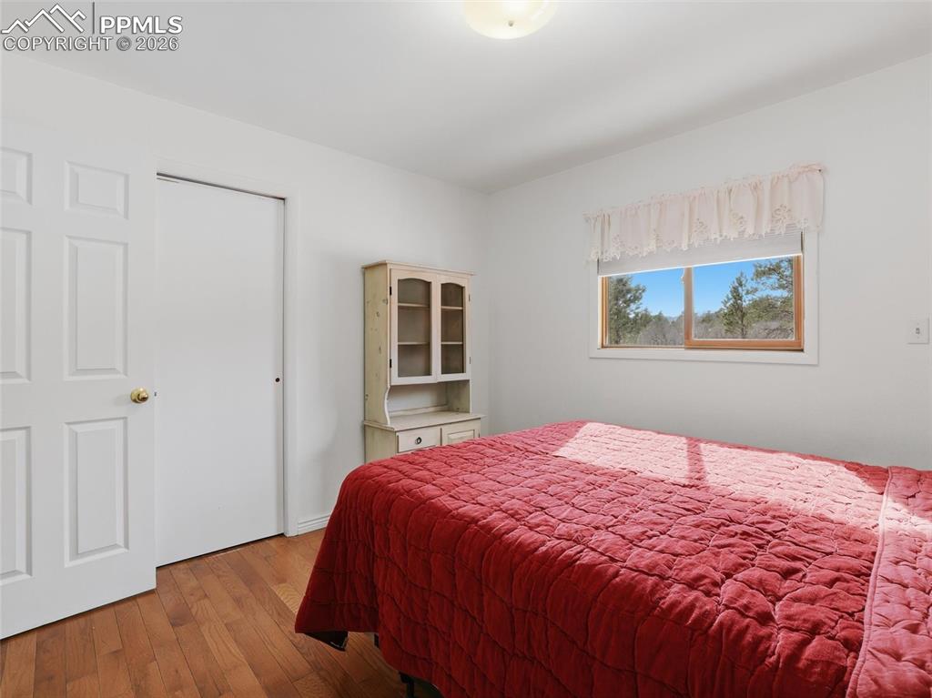 Image 29 of 50: Bedroom