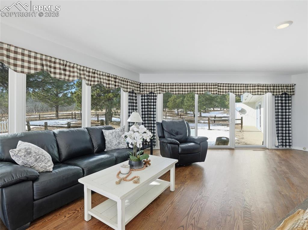 Image 5 of 50: Living Room