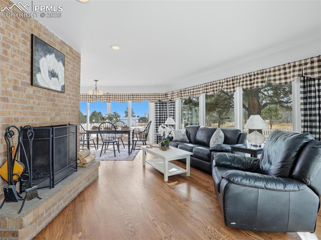 Image 6 of 50: Living Room