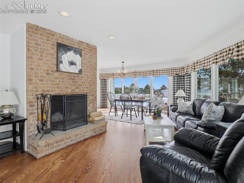 Image 8 of 50: Living Room