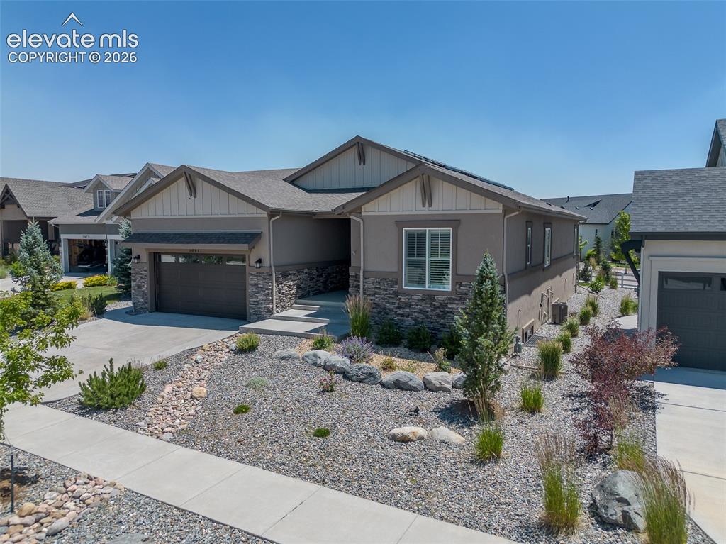 Image 3 of 50: Contemporary ranch-style residence featuring a combination of stucco and st