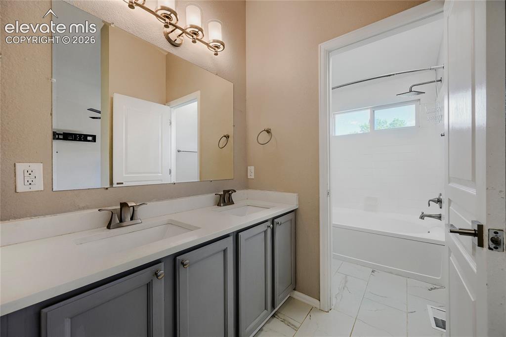 Image 19 of 29: Bathroom