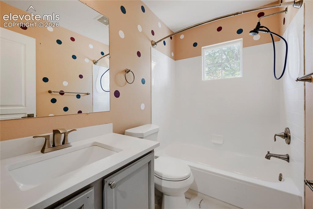 Image 23 of 29: Bathroom