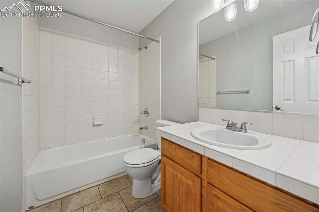 Image 29 of 49: Upstairs guest bathroom