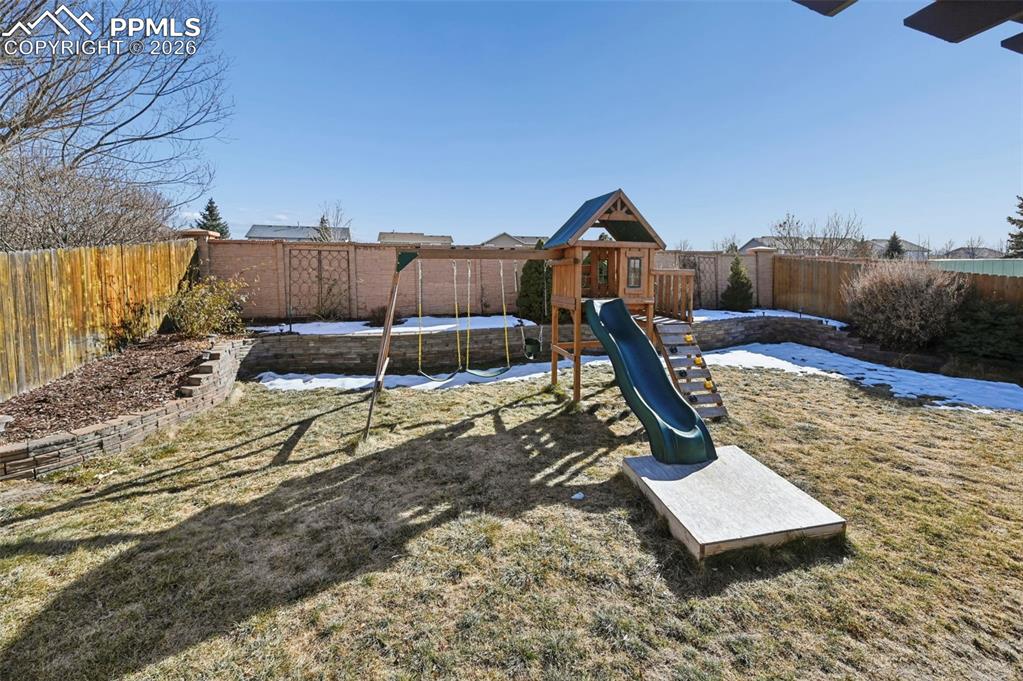 Image 43 of 49: Yard