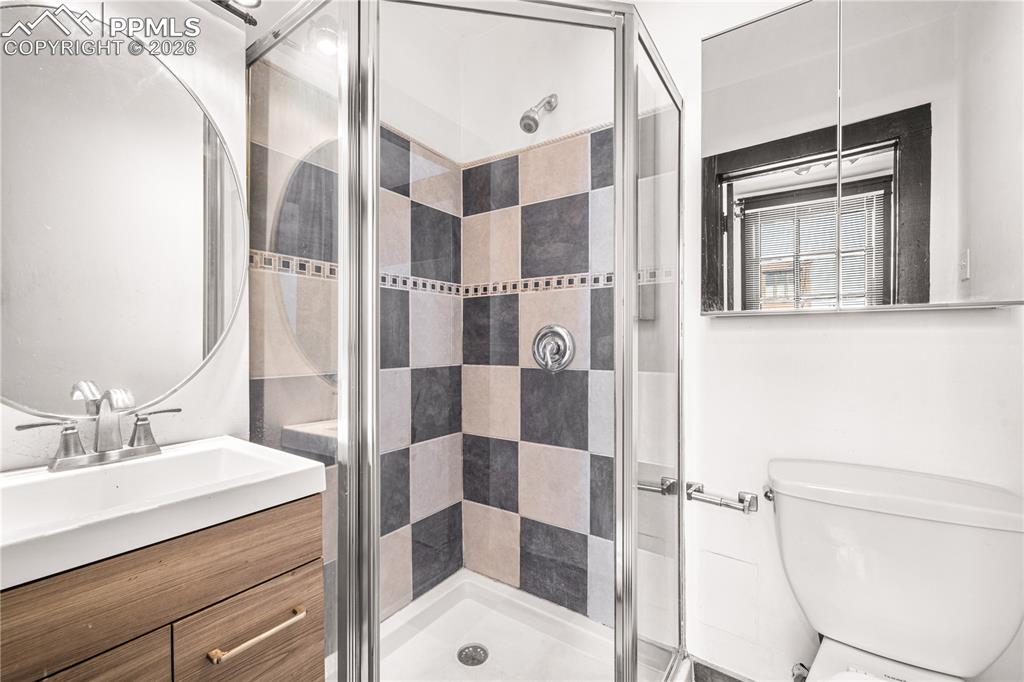 Image 20 of 27: Bathroom