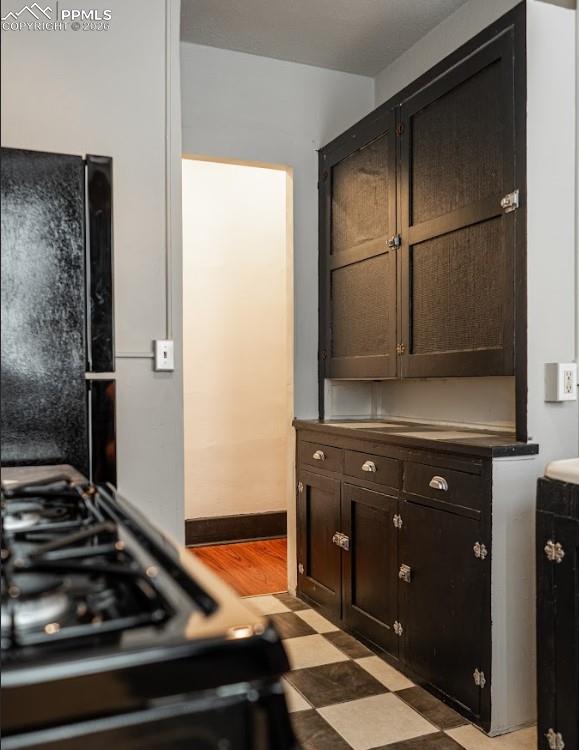 Image 21 of 27: Kitchen